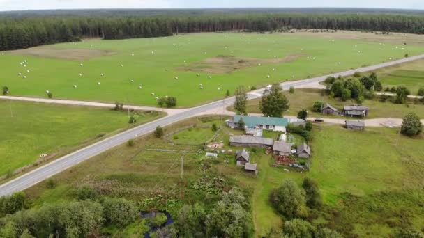 Landmænd grren felt med hø ruller. gård bygning landskab Aerial drone visning – Stock-video