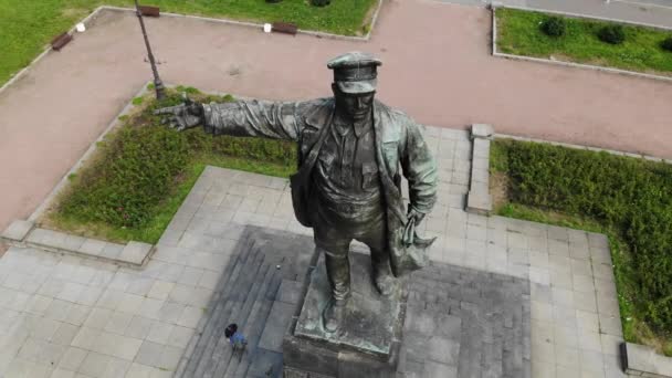 Lenin monument on a pedestal with pigeons. Man in a cap with outstretched hand — Stockvideo