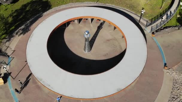 Rond prieel in het park met schaduw van de zon. Stedenbouw. Openbare ruimte. Luchtfoto — Stockvideo