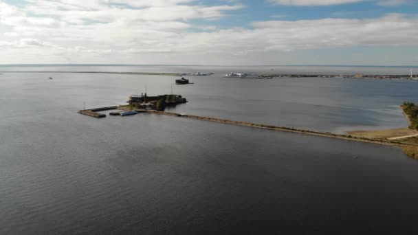 Forte di Peter a Kronshtadt, isola fortificata nel Mar Baltico, golfo di Finlandia — Video Stock