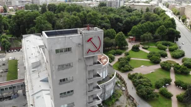 Constructivism building red hammer and sickle monument. USSR symbols. Narvskaya — Stockvideo