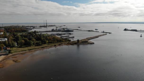 Isla de Kronstadt con puerto naval militar ruso. Mar Báltico San Petersburgo. — Vídeo de stock