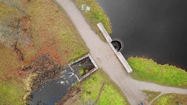 Oude dam brug water rond waterval afvoer. Van dichtbij gezien. Luchtzicht — Stockvideo
