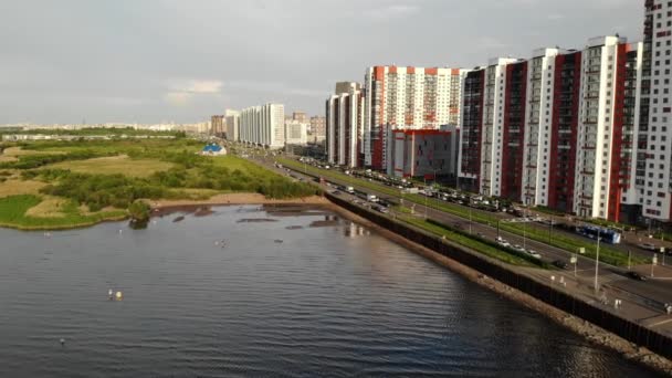 Praia pública perto de edifício residencial de vários andares São Petersburgo. Verão quente — Vídeo de Stock