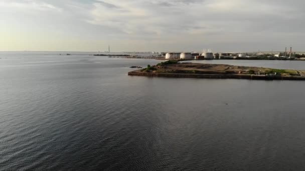 Oil storage facility in the seaport of St. Petersburg. Summer, Gulf of Finland. — ストック動画