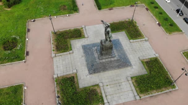 Lenin monument op een sokkel met duiven. Man met een kap met uitgestrekte hand — Stockvideo