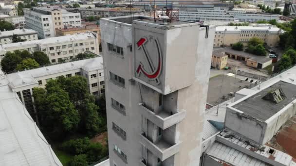 Constructivism building red hammer and sickle monument. USSR symbols. Narvskaya — Video Stock