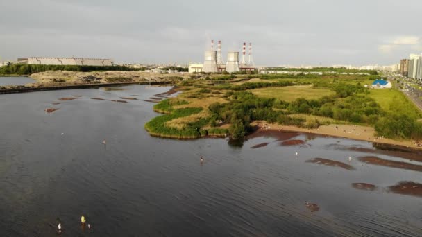 Central eléctrica a carvão em São Petersburgo, na costa do Golfo da Finlândia. — Vídeo de Stock