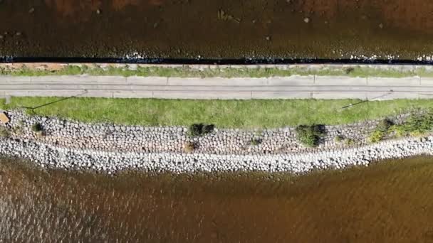 Lake Bay 'de Isthmus boyun barajı. Yol. Kıyı taşlarla güçlendirilmiş. Havadan — Stok video