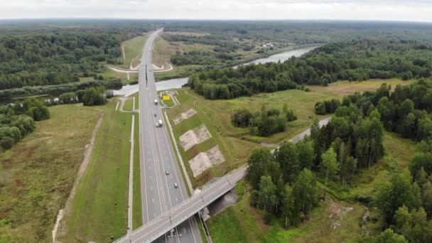 Las rzeczny Highway Bridge. nowoczesny tor prostej drogi. M11. Widok drona z powietrza — Wideo stockowe