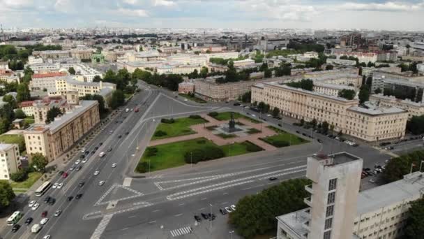 Kirov Square in St. Petersburg with a monument to Lenin in the middle. Aerial — ストック動画