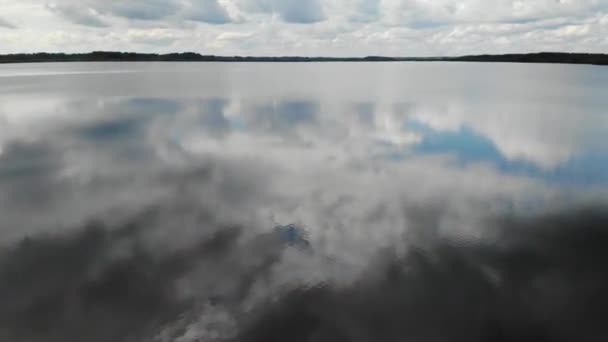 Drone volo dalla riva di un lago foresta verso l'alto. Cielo in acqua. — Video Stock