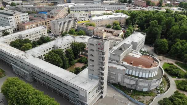 Constructivism building red hammer and sickle monument. USSR symbols. Narvskaya — 图库视频影像