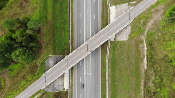 Dálniční most v lese. moderní přímá cesta. M11. Zobrazení leteckých dronů. — Stock video