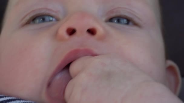 Oči nos a tvář čtyřměsíčního dítěte. zavřít zobrazení makra detailu — Stock video