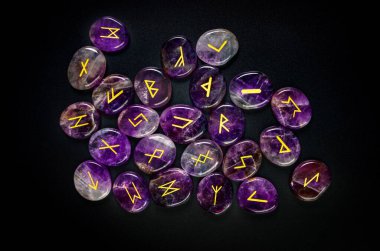 Doğal ametist taşından yapılmış runik alfabe. Yaşlı Futhark