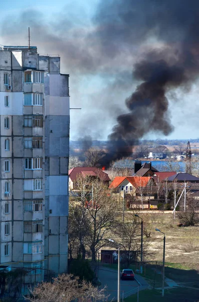 Kherson, Ukrayna, 7 Nisan 2022. Rus ordusu Kherson yerleşim yerine nişan aldı, roket geri püskürtüldü, ama parçalar yeşil bölgede bir yangına neden oldu.. 