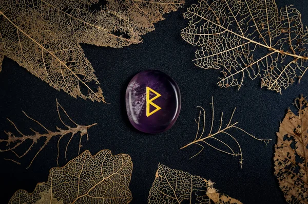 Mor ametist taşından yapılmış Rune of Birth (Bercana). Berkanan mührü ve yaprak iskeletleri