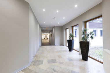 büyük pencereli aydınlık otel koridor