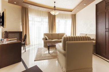 Modern bir otel odasının içinde.