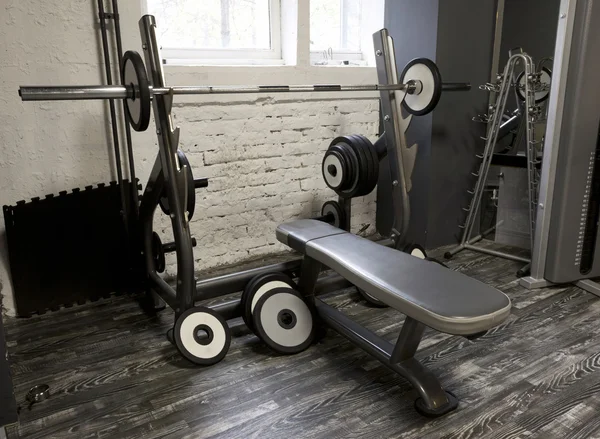 Halterbank in gym — Stockfoto