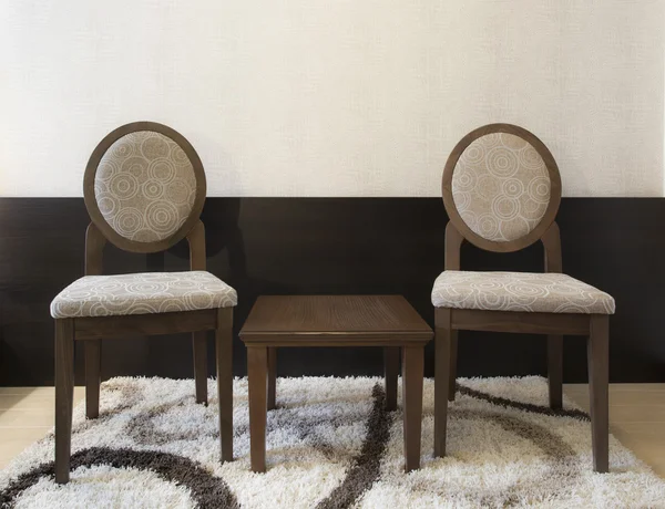 Dvě židle a stolek — Stock fotografie