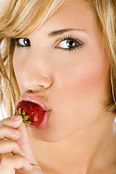 Beautiful woman  eating a strawberry — Stock Photo, Image