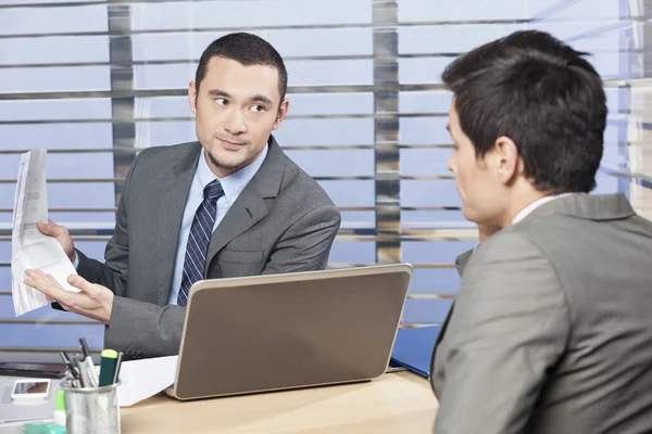 Evaluatie van de resultaten bespreken met werknemer manager — Stockfoto