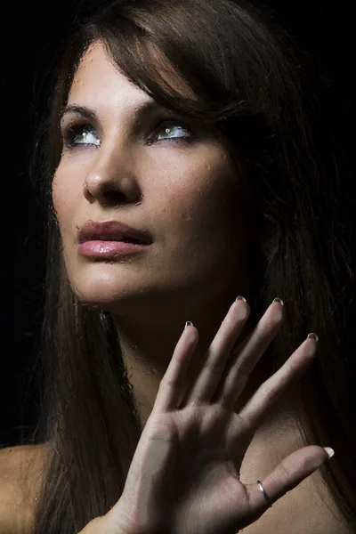 Portret pięknej kobiety za mokre szkło — Zdjęcie stockowe