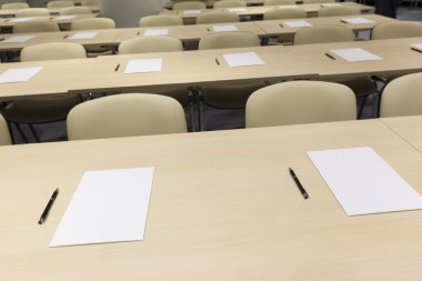 masaları satırlardaki sınav için hazır