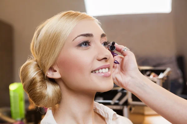 Beauty model in make up room — Stock Photo, Image