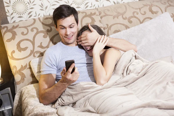 Boyfriend hiding text message from girlfriend — Stock Photo, Image