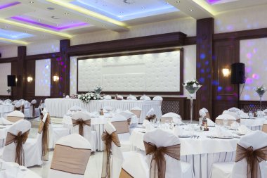 renkli ışıklar ile ziyafet salonu