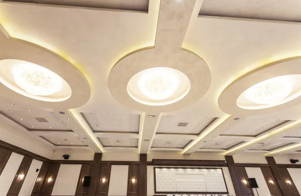 Modern ceiling with chandeliers, pin lights and led lights — Stock Photo, Image