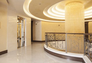 üst kat bina otel üzerinde büyük kristal avize