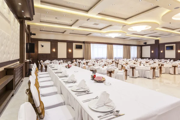 Head table at banquet hall — Stock Photo, Image