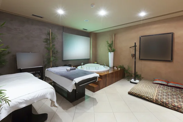 Spa merkezinde masaj odası iç — Stok fotoğraf