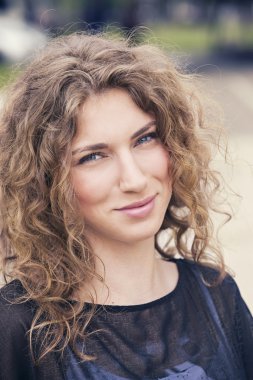 kıvırcık saçlı güzel kız açık havada portresi