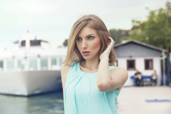 Mooie vrouw op het dock — Stockfoto