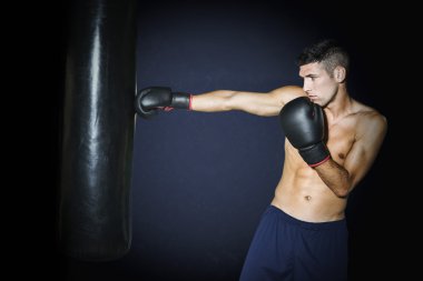 spor salonunda boks torbası ile eğitim kas boksör