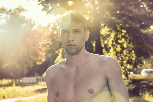 Retrato al aire libre de un hombre musculoso guapo — Foto de Stock