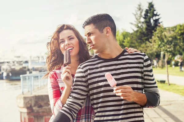 Nuori pari syö jäätelöä aurinkoisena päivänä — kuvapankkivalokuva