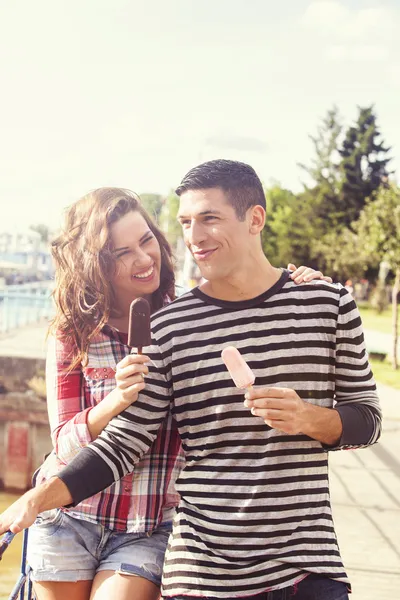Young couple eating ice cream on a sunny day — Stock Photo, Image