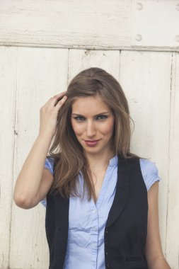 Çelik yelek içinde genç bir kadın moda portre