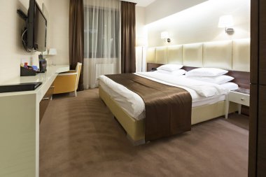 bir adet Çift Kişilik Yatak otel odasında iç