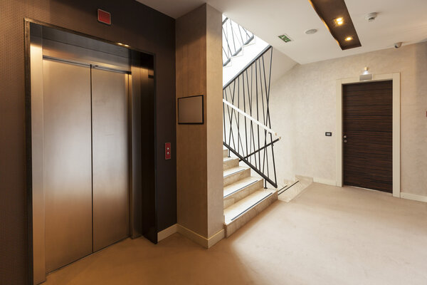 Лифт и лестницы в здании
