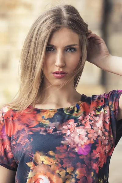 Mode porträtt av en vacker flicka — Stockfoto