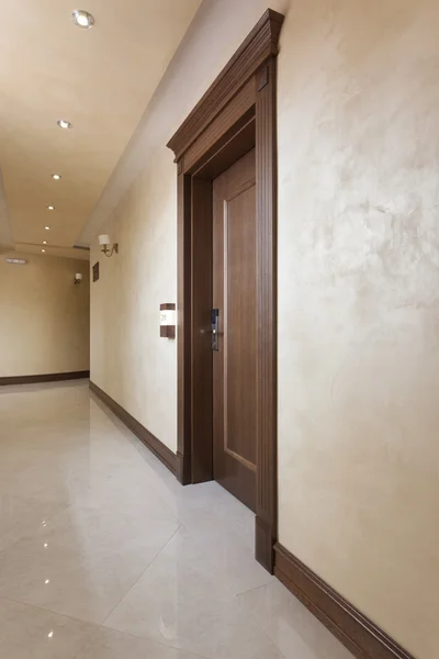 Porta in elegante corridoio dell'hotel — Foto Stock