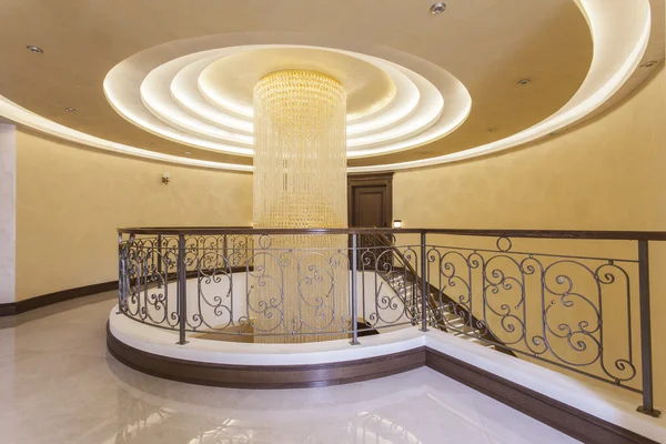 Beau grand lustre en cristal dans l'intérieur du bâtiment — Photo