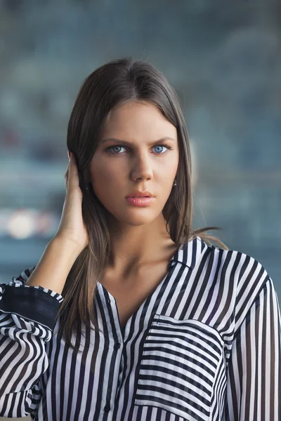 Retrato de uma menina bonita em camisa listrada — Fotografia de Stock